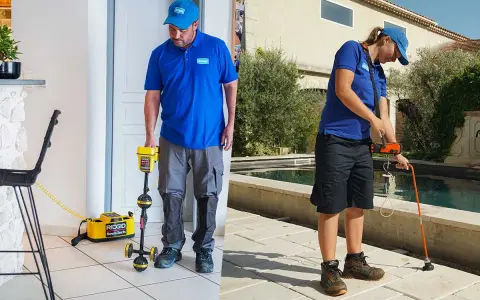 Techniciens utilisant des appareils pour localiser une fuite d'eau non visible, l'un à l'intérieur, l'autre près d'une piscine.