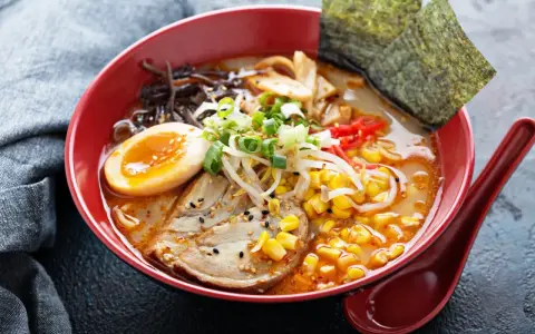 Czy ramen jest zdrowy? Ekspertka radzi, jak jeść bez wyrzutów.
