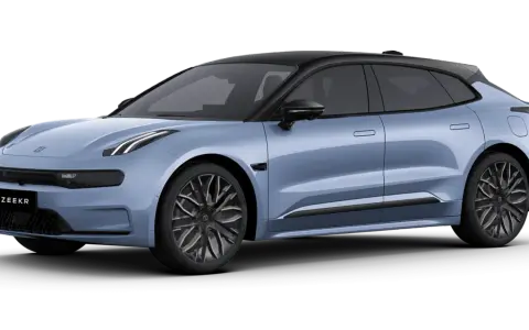 Ein hellblauer Zeekr 001 mit schwarzem Dach und markanten Felgen steht bereit für die Fahrt.