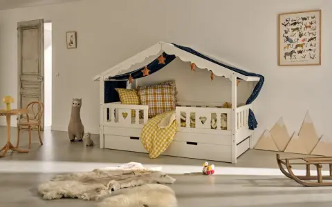 Lit cabane à partir de quel âge ? Ce lit blanc avec des barreaux en forme de cœur est parfait pour les petits dès 2 ans.