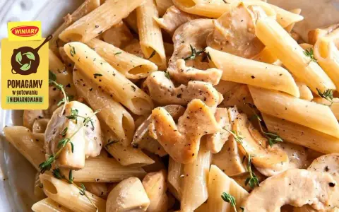 Penne z kurczakiem i pieczarkami: Jak zrobić kremowy obiad w 30 min?