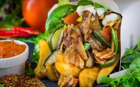 Kebab z kurczakiem: Od 450 do 1200 kcal? Sprawdź, jak jeść!