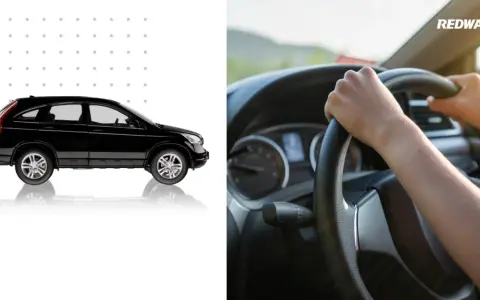 Manos al volante, listo para arrancar el motor sin acelerar. Un coche negro espera.
