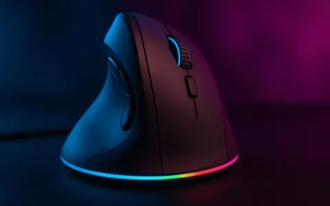 Souris ergonomique verticale avec éclairage RVB. Une aide pour choisir quelle souris ergonomique choisir pour un confort optimal.