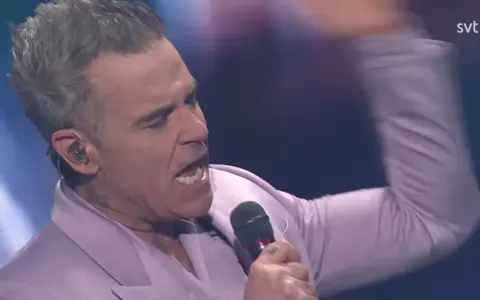Robbie Williams sjunger med energi i Sverige.