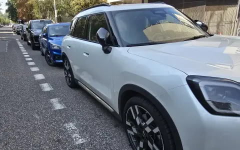 Sprzedaż darowanego samochodu bez podatku? Kluczowe 6 miesięcy!