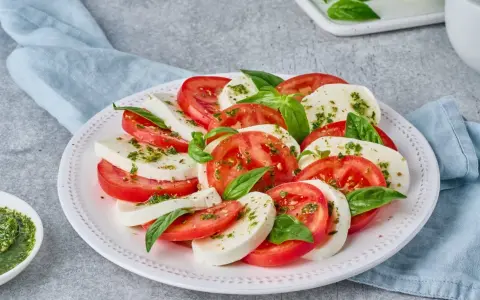 Perfekcyjny sos do pomidorów z mozzarellą: Klasyka i kreatywne idee