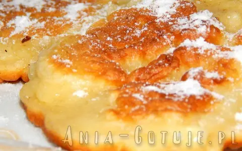 Puszyste racuchy bez drożdży, posypane cukrem pudrem. Idealne na szybkie śniadanie lub deser.