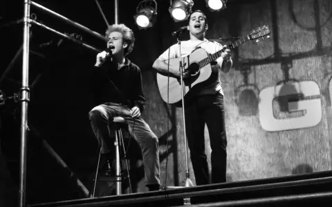Simon & Garfunkel singen "Mrs. Robinson" auf der Bühne.