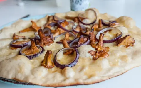 En vit pizza med kantareller och rödlök. En härlig höstfavorit som smakar lika gott som den ser ut.