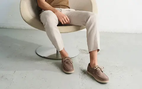 Beżowe buty do czego pasują? Idealnie do lnianych spodni i swetra w ciepłym odcieniu. Stylowy, letni zestaw.