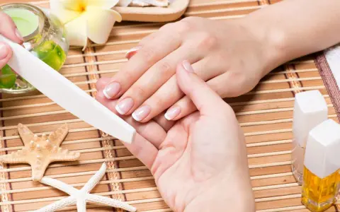 Manicure japoński – czy warto inwestować w zdrowe paznokcie?