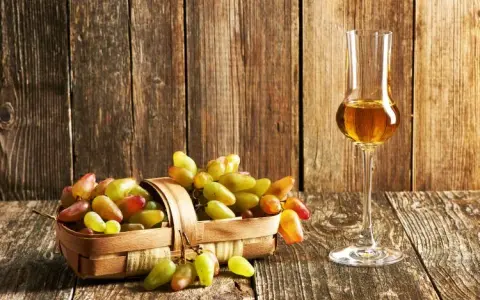 Grappa napój: odkryj różnice między alkoholową a bezalkoholową wersją