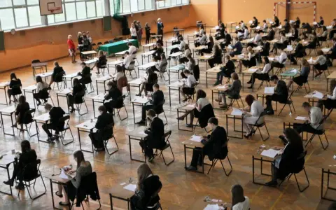 Co ubrać na egzamin ósmoklasisty, aby czuć się komfortowo i elegancko