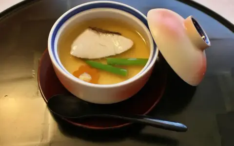 Delikatne danie z rybą i warzywami w bulionie dashi. Idealne do domowego przepisu.