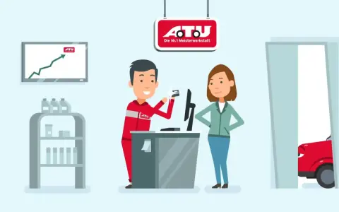 Mitarbeiter bedient Kundin an Kasse, im Hintergrund ein Auto in Werkstatt.