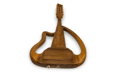 Guitare maghreb en bois, au design moderne et épuré, avec un manche à 12 cordes.
