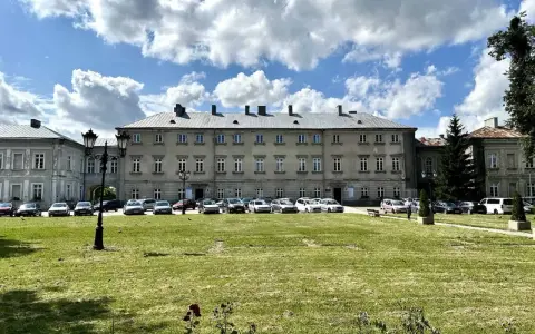 Pałac Zamoyskich w Zamościu, z parkingiem przed fasadą. Sprawdź cennik zwiedzania!