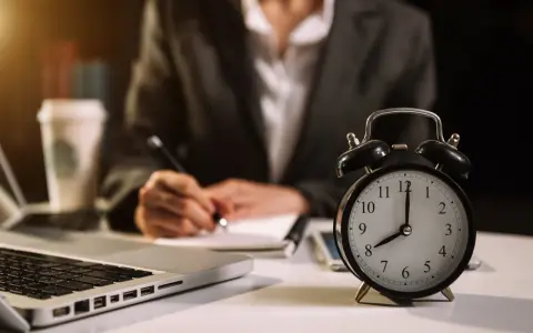Zegar pokazuje 8:00. Zastanawiasz się, ile to godzin przy 3/4 etatu?