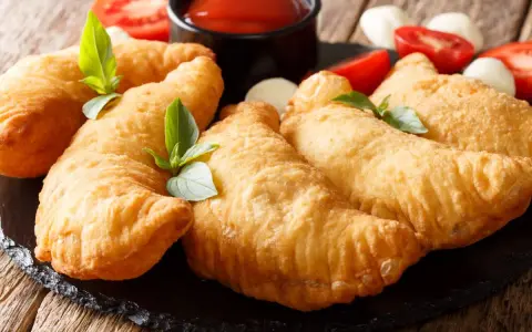 Złociste panzerotti, idealne na przekąskę. Ten przepis na panzerotti jest prosty i szybki.