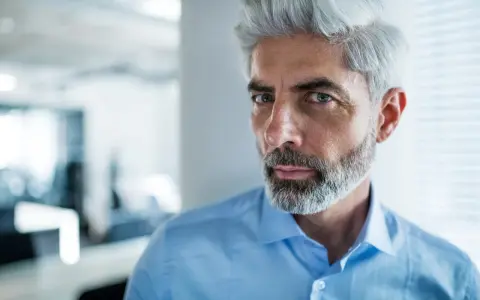 Graue Haare Männer: Coole Frisuren & Pflege für den Silver Fox Look