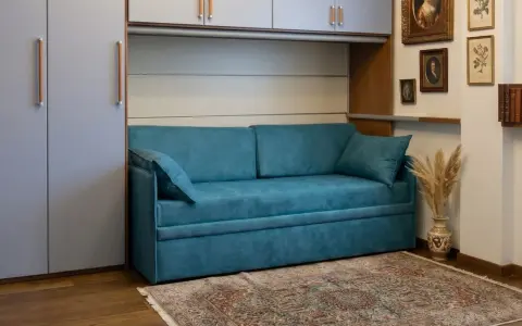 Divano blu in un soggiorno moderno. Chissà quanto pesa un divano così comodo?