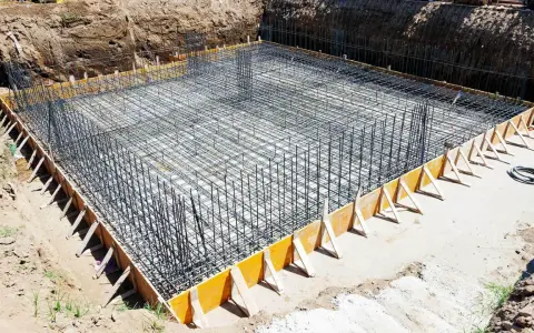 Siatka zbrojeniowa gotowa do zalania betonem. Tak wygląda fundament, gdy wiesz, jak zrobić zbrojenie.