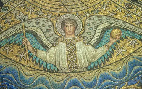 Mozaika przedstawiająca Archanioła Rafała z laską i kulą, na tle fal i gwiazd.