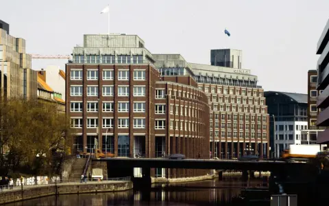Steigenberger Hotel Hamburg: Backsteinfassade, Brücke über Fleet, moderne Architektur.