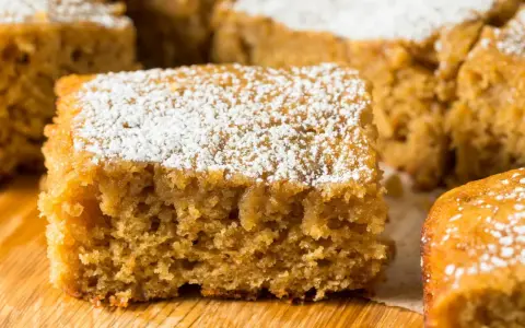 Saftiger Kuchen, bestäubt mit Puderzucker. Ein schneller Genuss, der Lust auf mehr macht.