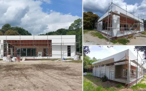 Casa moderna en construcción, con andamios. Averiguar cuanto cuesta construir una casa es clave para este proyecto.