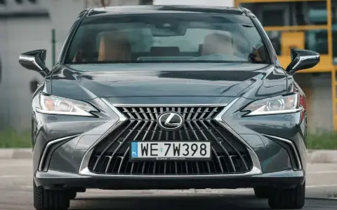 Elegancki, ciemnoszary Lexus 300h z charakterystycznym grillem i reflektorami LED, gotowy do jazdy.