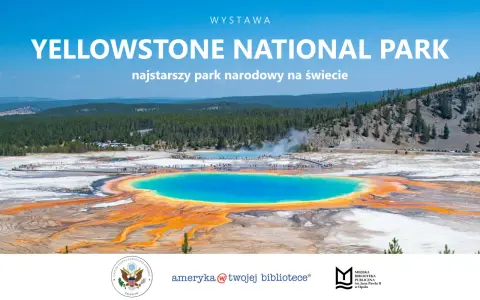 Widok na gorące źródło Grand Prismatic Spring w Parku Narodowym Yellowstone z turystami na drewnianych kładkach.