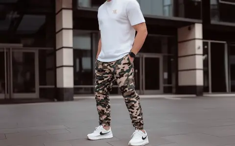Spodnie moro damskie stylizacje: wygodne bojówki w kamuflażu, biały t-shirt i białe sneakersy tworzą miejski look.