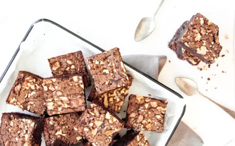 Deliciosos trozos de brownie con nueces, listos para disfrutar.