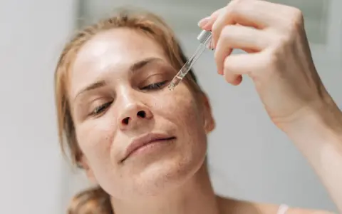 Najpierw tonik czy serum? Ekspert radzi, jak dbać o skórę!