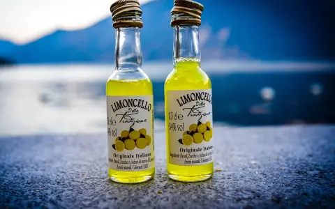 Dwie małe buteleczki limoncello Della Tradizione, idealne do degustacji. Jak pić limoncello? Schłodzone, prosto z lodówki!