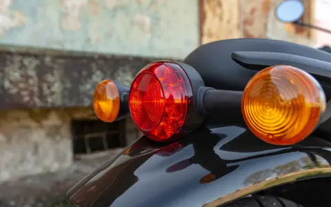 Czerwone i pomarańczowe światła w motocyklu, gotowe do drogi.