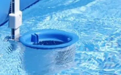 Branchement skimmer piscine hors sol : le système de filtration aspire les débris pour une eau claire.