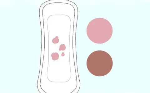 Compresa con manchas rosadas, indicando spotting intermenstrual. Dos círculos de colores, uno rosa claro y otro marrón, acompañan la imagen.