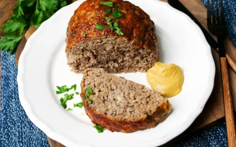 Saftiger Hackbraten, perfekt für ein schnelles Abendessen. Dieses Hackbraten Rezept ist einfach und lecker. Dazu Senf und frische Petersilie.
