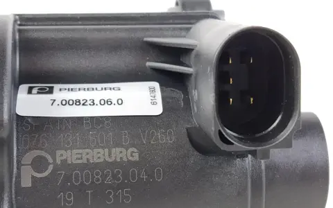 Czarny element z logo Pierburg, z numerami 7.00823.06.0 i 7.00823.04.0, oraz złączem elektrycznym.