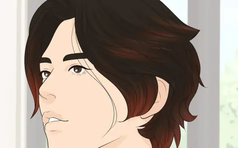 Un uomo con un taglio di capelli wolf cut, scuro con sfumature rosse, guarda di profilo con un'espressione enigmatica.