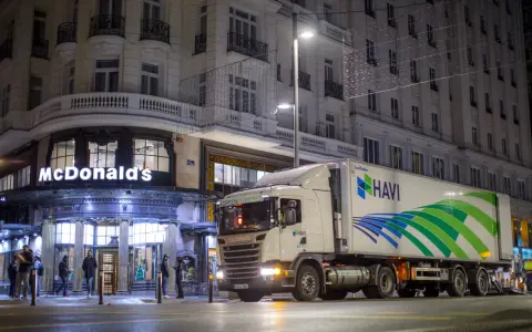 Ciężarówka HAVI z logo McDonald's na budynku.