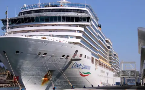 La nave Costa Luminosa pronta per un nuovo itinerario.