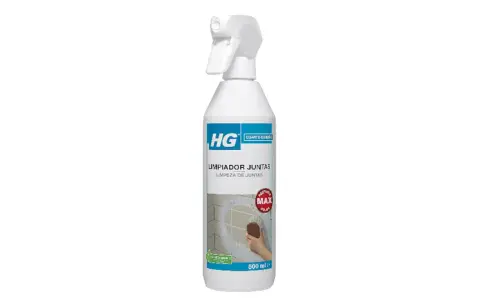 Botella de limpiador HG para limpiar juntas del suelo. Muestra una mano frotando juntas con un cepillo.
