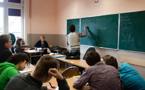 Pełnoletni uczeń a oceny: Czy zablokujesz rodzicom dostęp?