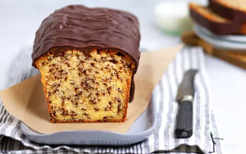 Ein saftiger Ameisenkuchen mit Schokoladenglasur, perfekt für das nächste Kaffeekränzchen. Dieses Ameisenkuchen Rezept ist ein Genuss!