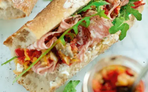 En baguette med en härlig baguette fyllning av salami, ruccola och soltorkade tomater.
