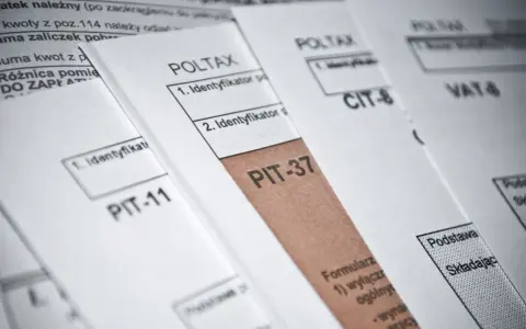 Formularze podatkowe PIT-11, PIT-37, CIT-8 i VAT-4. Zrozumienie odliczania VAT i jak to działa, to klucz do prawidłowego rozliczenia.